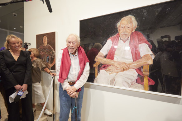 Guy Warren with Peter Wegner’s ‘Guy Warren at 100’, winner of the Archibald Prize 2021.