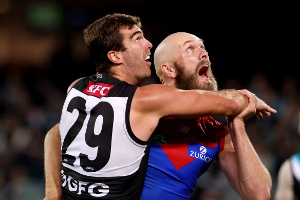 Scott Lycett and Max Gawn wrestle.