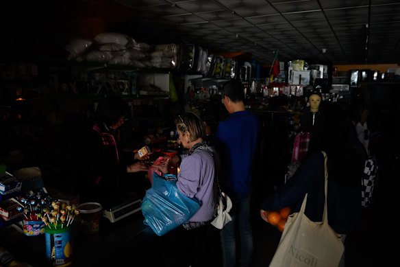 People buying groceries in a Lisbon store during the power outage.