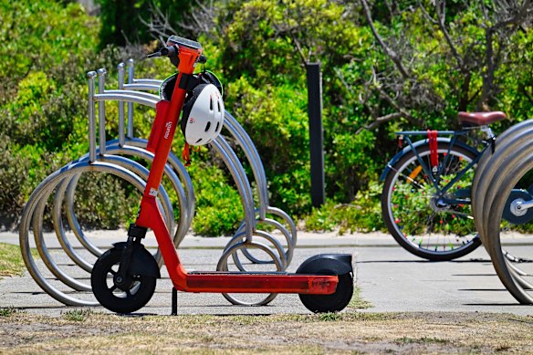 Uma scooter Neuron em South Melbourne na sexta-feira. O esquema ainda está operando na área municipal de Port Phillip.