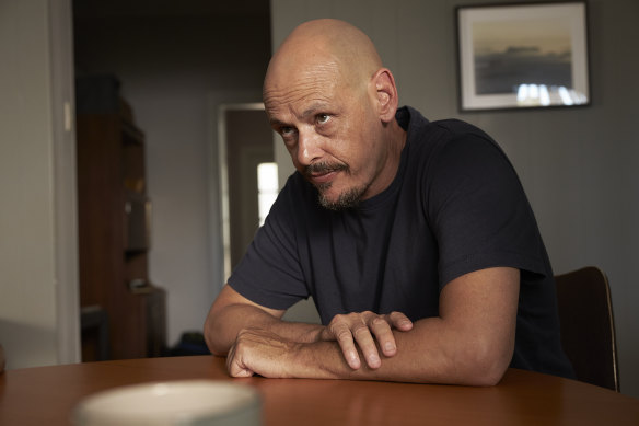 Scott Ryan as hitman Ray Shoesmith in Mr Inbetween.