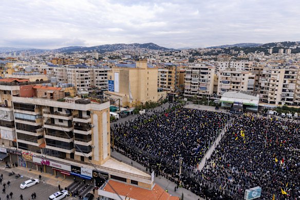 يجتمع الناس لتكريم آية الله الإيراني في ساحة عاشوراء في جنوب بيروت، لبنان، يوم السبت.