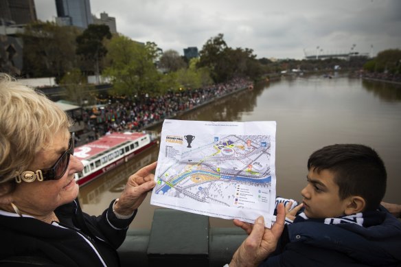 Footy fans lined the Princes Bridge for an up-close view of grand final players only to be left disappointed and frustrated. 