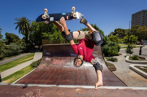 Gnarly: Patinador veterano, juiz de competição e designer das pistas de skate Renton Millar em Prahran.