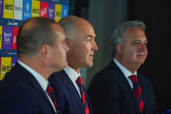El entonces presidente de Melbourne, Brad Green (izquierda), el entrenador Steven King y el director ejecutivo Paul Guerra en septiembre.