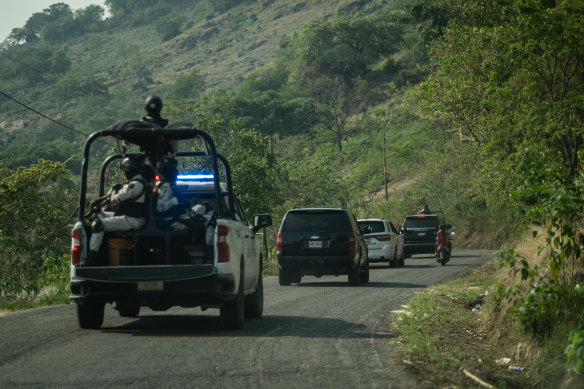 
The security convoy of candidate Willy Ochoa, formed by patrols of the National Guard, State Police and private security, leaving the municipality of Las Rosas, Mexico.