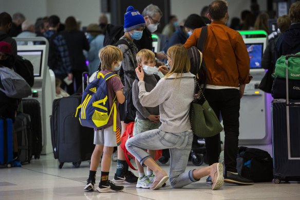 The federal government wants to see internal border closures dumped at 80 per cent fully vaccinated, so families can reunite over the holidays.