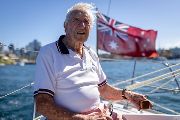 Gordon Ingate navega em Jasnar em 1946 na Sydney Harbour Classic Yacht Regatta no sábado.