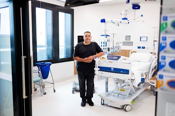 O Souki em uma das salas da unidade de terapia intensiva do novo Hospital Footscray.