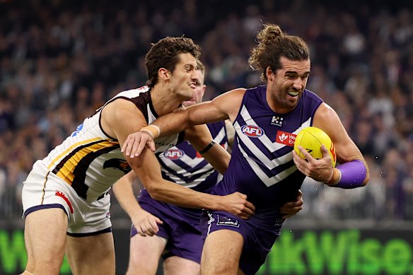 O capitão do Fremantle, Alex Pearce, perderá o jogo da próxima semana contra o Essendon.