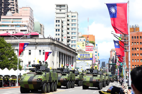 Tanklar, Ekim ayında Taipei'deki Ulusal Gün kutlaması sırasında Cumhurbaşkanlığı Ofisi önünden geçiyor.