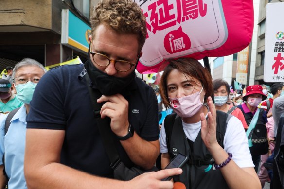 Eryk Bagshaw reporting during the 2022 Taiwan elections. 