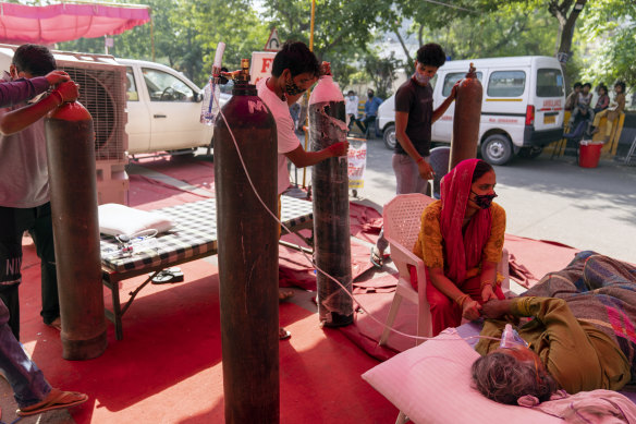 Volunteers prepare oxygen cylinders, provided by Khalsa Help International, for COVID-19 patients in the Indirapurma township of Ghaziabad, Uttar Pradesh  on Tuesday.