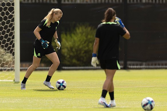 Chloe Lincoln e Jada Whyman durante treino em Perth na quinta-feira.