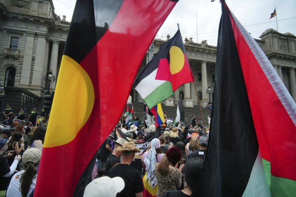 Manifestantes na manifestação do Dia da Invasão em frente ao Parlamento no Dia da Austrália no ano passado.