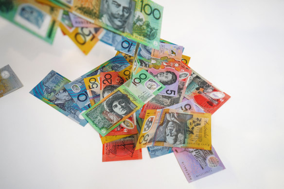  Trying to time your investments with the fall of the Australian dollar could be profitable, but challenging to pull off.