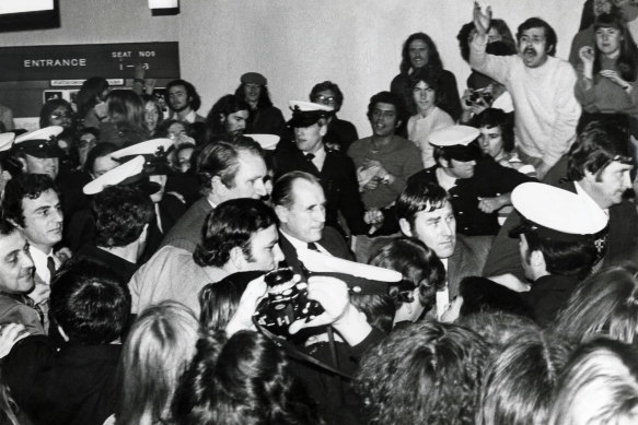 Malcolm Fraser and his bodyguards are surrounded by protestors at Monash University in August 1976.