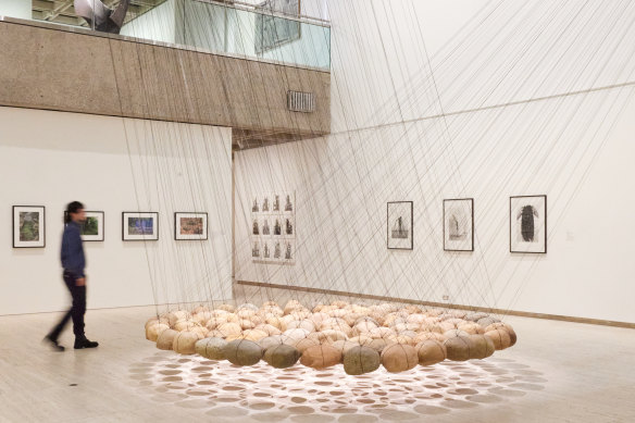 Ken Unsworth’s “Suspended stone circle II”, featuring 103 stones hanging by 309 wires. This work is a feature of the renovated 20th century art galleries in the existing sandstone building.