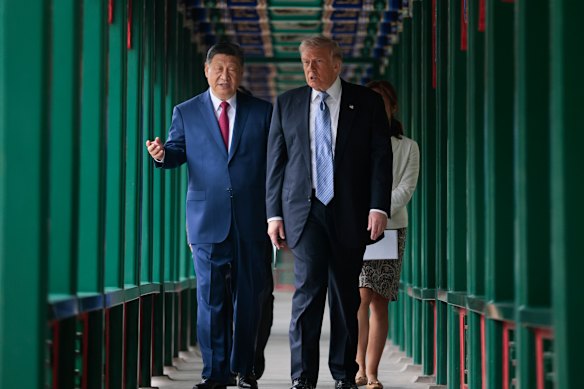 Xi Jinping e Donald Trump visitam o Jardim Zhongnanhai durante a visita de dois dias do presidente dos EUA a Pequim.