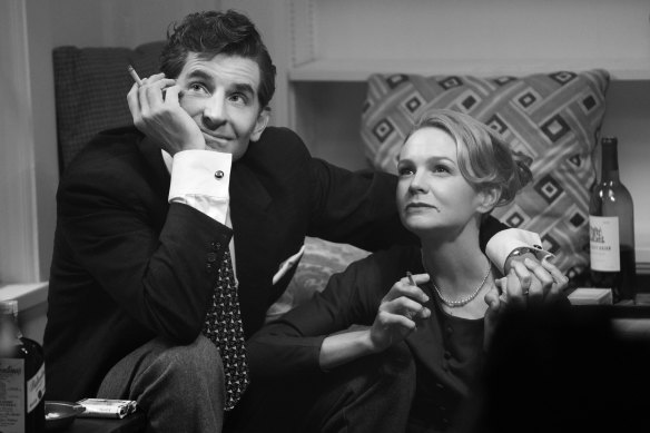 Bradley Cooper and Carey Mulligan in Maestro.