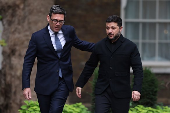 Il primo ministro britannico Andy Burnham, a sinistra, con il presidente ucraino Volodymyr Zelensky a Londra mercoledì.