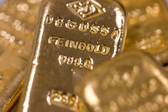 The pair will be jailed after developing a $40 million gold-selling fraud.