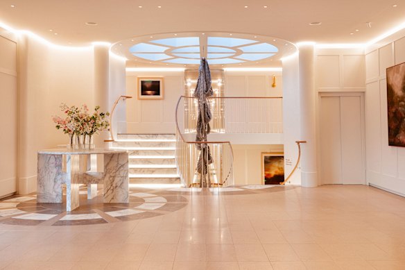 Lobby in the Apt's solar ship.