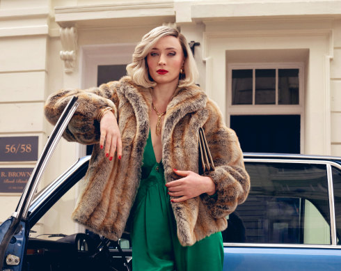 Sophie Turner as housewife turned jewel thief Joan Hannington.