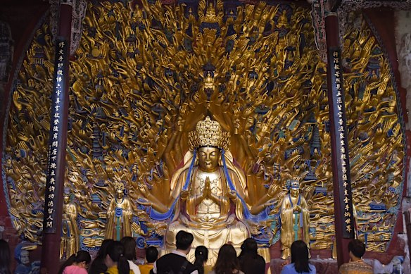 Uma obra-prima... Avalokitesvara com as Mil Mãos nas gravuras rupestres de Dazu.