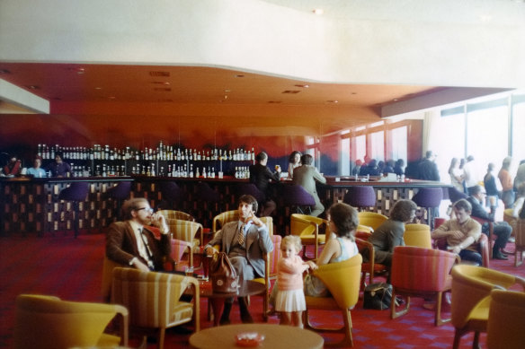 Airport bars in the 1970s were open later than city pubs. 