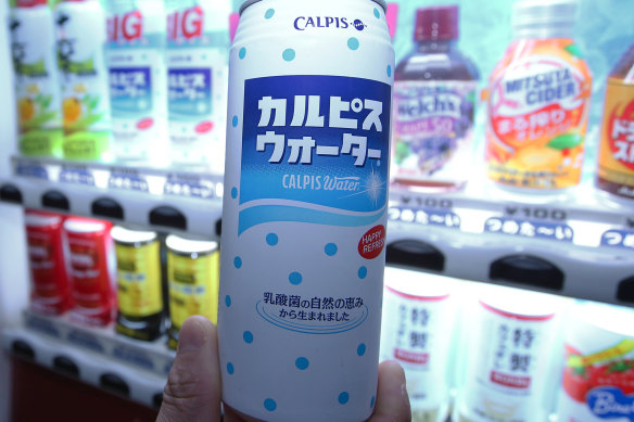 Calpis, una bebida de leche enlatada. 