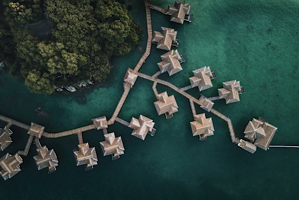 位于马来西亚西海岸的绿中海度假村 (Pangkor Laut Resort) 的海上别墅。