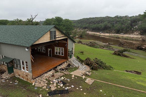Un salón dañado en Camp Mystic en el río South Fork Guadalupe, a la derecha, en Hunt, Texas, el sábado.