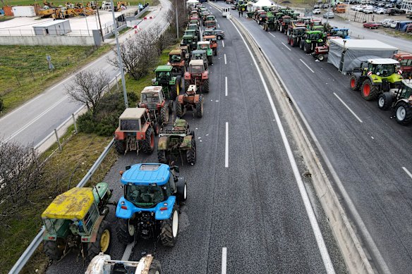 Farmers started a tractor protest near Tyrnavos on Sunday but it has not yet turned into a truck-style national blockade. 