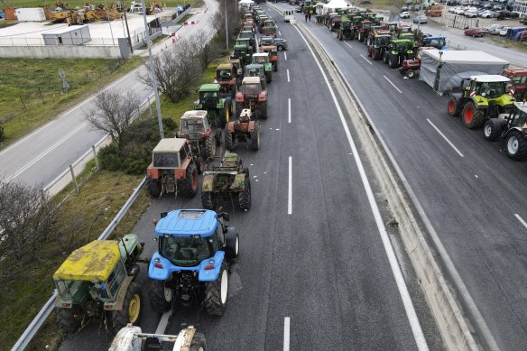 Farmers started a tractor protest near Tyrnavos on Sunday but it has not yet turned into a truck-style national blockade. 