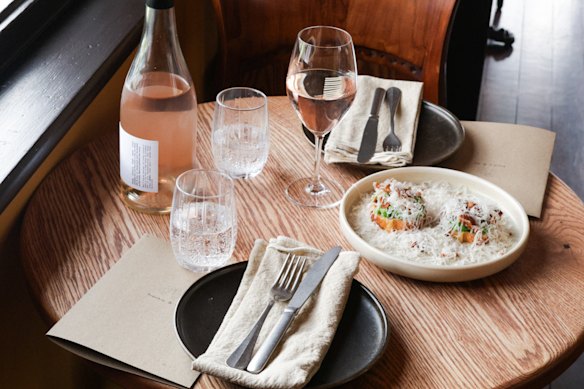 Frankie &amp; Mo serve natural wines and snacks. 