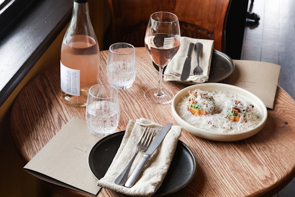 Frankie & Mo serve natural wines and snacks.