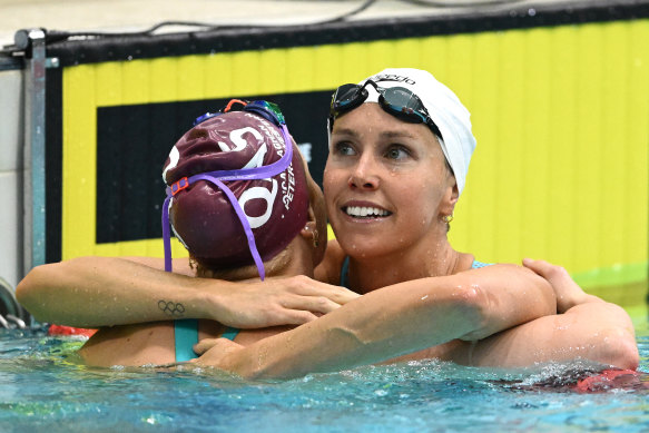 Emma McKeon congratulates Mollie O’Callaghan. 