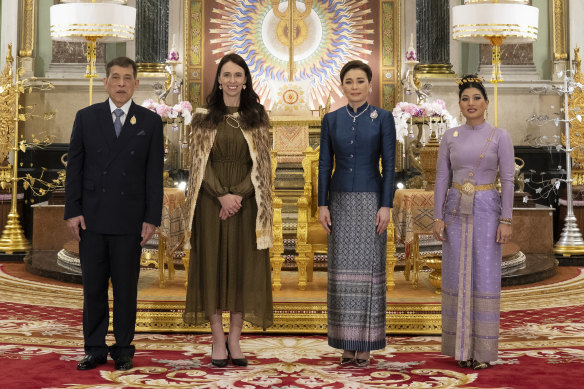 Soldan;  Tayland Kralı Maha Vajiralongkorn, eski Yeni Zelanda başbakanı Jacinda Ardern, Kraliçe Suthida ve Prenses Sirivannavari Nariratana, Tayland'ın başkenti Bangkok'taki Chaki Maha Prasat Taht Salonunda.