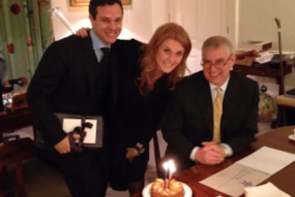 David Stern com o então príncipe Andrew e Sarah Ferguson em 2014. 