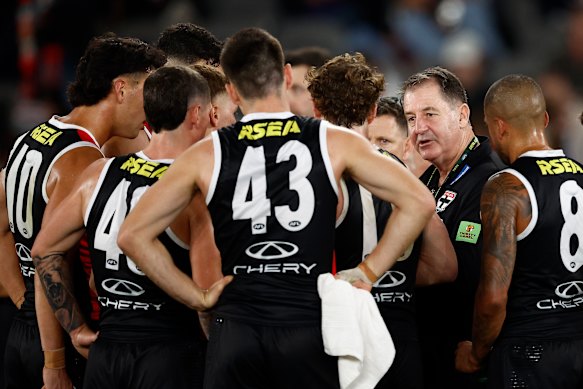 Ross Lyon addresses Saints players during the their round 8 match against the Dockers.