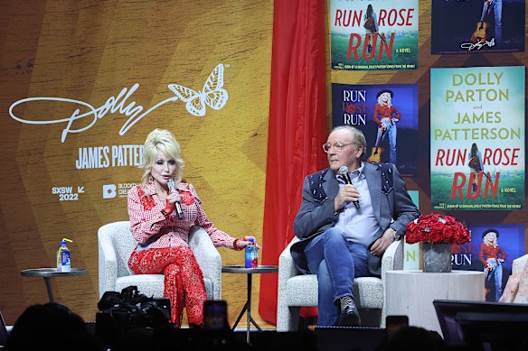  Dolly Parton and James Patterson in conversation in 2022.