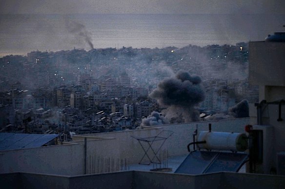 Asap naik dari pinggiran selatan Beiruty.