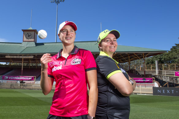 Sixers captain Ellyse Perry with the Thunder's Rachel Priest.