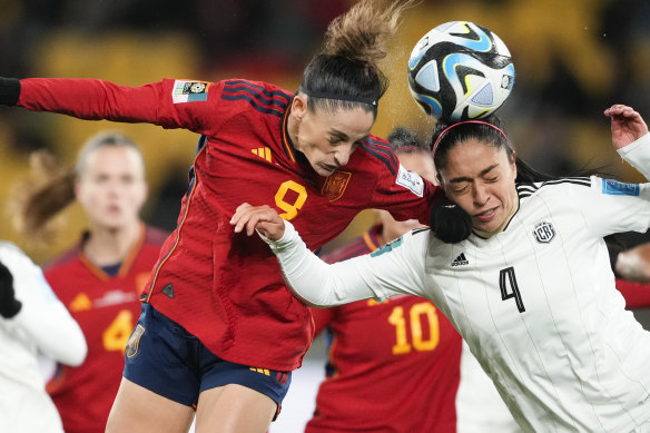 Spain’s Esther Gonzalez, left, and Costa Rica’s Mariana Benavides compete for the ball.