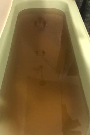 水龙头流出棕色的水 墨市北区小镇被迫团购瓶装水 - 1