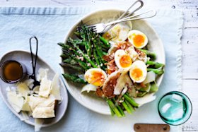 Salad of asparagus, prosciutto and egg with vinaigrette.