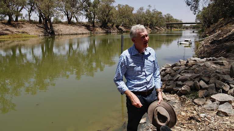 Tony Burke, federal Labor's environment spokesman, visited the site of the massive fish kill at Menindee. 