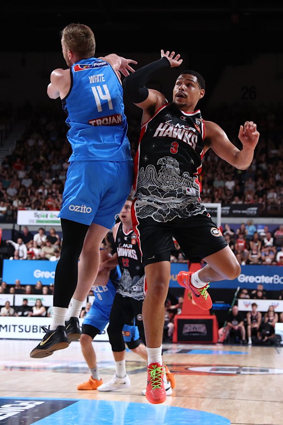 Melbourne United’s Jack White puts pressure on Illawarra’s Trey Kell in Sunday’s game before Kell left the match injured.