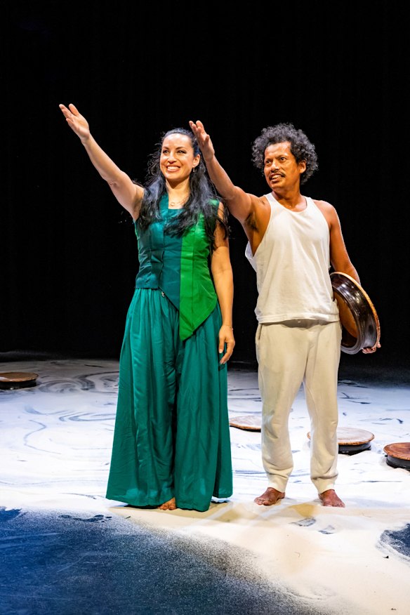 Alfira e Murtala O'Sullivan no espetáculo SISA-SISA no Festival de Sydney.